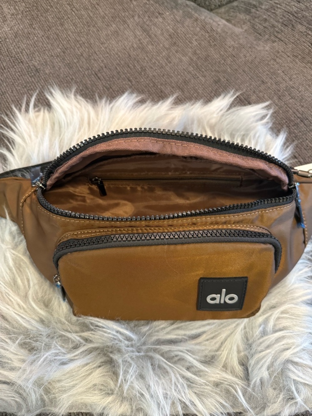 ALO YOGA Explorer Fanny Pack/ Belt Bag in Espresso - Picture 5 of 8